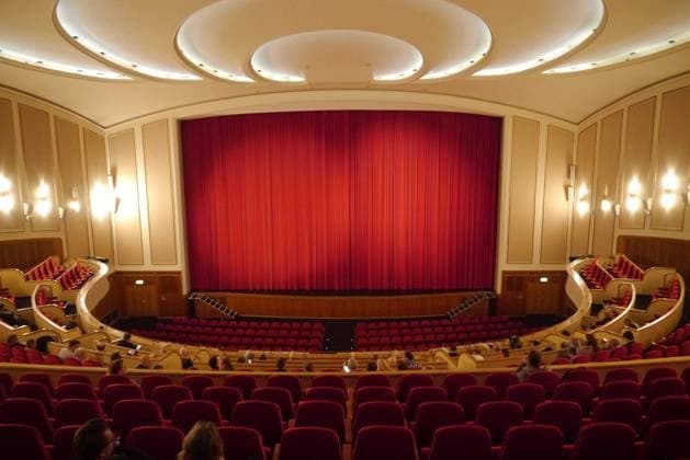 Feature: Kino Lichtburg in Essen 10 22 thg Das Essener Kino LICHTBURG im Oktober 2022 Deutschland deutsch deutsches Lichtspielhaus Filmtheater Saal Kinosaal Sitzreihen Balkon Empore Rang Parkett Vorhang Leinwand german cinema quer innen