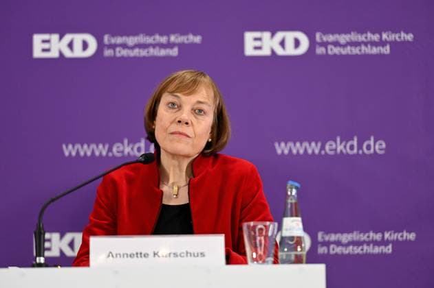 Bilder des Jahres 2023, News 11 November News Themen der Woche KW45 News Bilder des Tages Pressekonferenz waehrend der Synode der Evangelischen Kirche in Deutschland (EKD) in Ulm (Foto vom 12.11.2023). Fuer die Ratsvorsitzende der Evangelischen Kirche in Deutschland (EKD), Annette Kurschus, schliessen sich Mitgefuehl mit den israelischen Opfern des terroristischen Anschlags der Hamas und mit palaestinensischen Opfern nicht aus. Es sei toericht, die Solidaritaet mit Israel und die Empathie fuer die palaestinensischen Opfer in ein Entweder-oder zu zwingen. Genau diese Haltung wolle die EKD auch in die internationalen kirchlichen Diskussionen ueber den Nahost-Konflikt eintragen, sagte Kurschus am Sonntag vor Journalisten in Ulm am Rande der EKD-Synodentagung. (Siehe epd-Meldung vom 12.11.2023) EDITORIAL USE ONLY