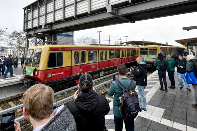 Bilder des Jahres 2023, News 11 November News Themen der Woche KW45 News Bilder des Tages S-Bahn 485 geht in den Ruhestand Menschen verabschieden am 12. November 2023 offiziell die letzten S-Bahnzüge der Baureihe 485, genannt auch Coladose, im Bahnhof Schöneweide in den Ruhestand. Berlin Berlin Deutschland _JK14047