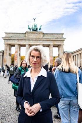 BIM Geschäftsführerin Birgit Möhring vor dem Brandenburger Tor in Berlin am 30. Oktober 2023. Reinigung Brandenburger Tor
