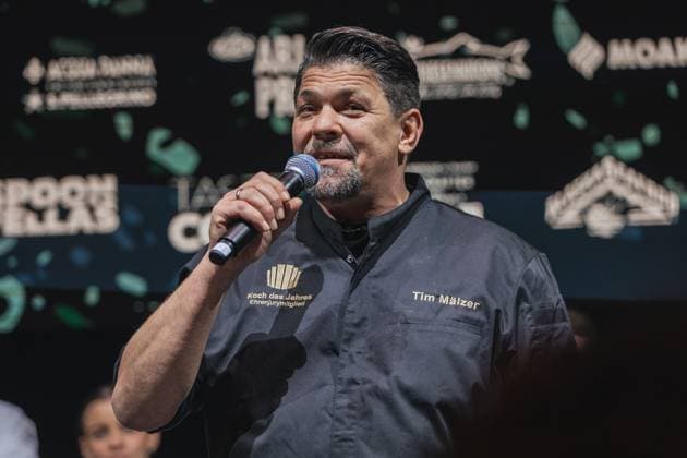 Bilder des Jahres 2023, Entertainment 11 November Entertainment Themen der Woche KW46 Entertainment Bilder des Tages Finale Wettbewerb Koch des Jahres in Bonn TV Koch Tim Mälzer war Ehrenmitglied der Jury, er wurde beim Dreh einer neuen Folge seiner Show Kitchen Impossible überrascht - Am 13. November 2023 findet im Bonner Kameha Grand Hotel das Finale des Wettbewerbs Koch des Jahres statt. Eine hochdekorierte Jury bewertet die Gerichte der Finalisten und kürt am Ende den Sieger Bonn Kameha Grand Hotel NRW Deutschland Copyright: xBEAUTIFULxSPORTS Derixx