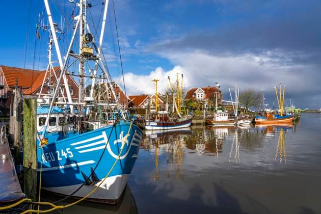 Kutterhafen Neuharlingersiel, Krabbenkutter, Ostfriesland, Niedersachsen, Deutschland Kutterhafen Neuharlingersiel