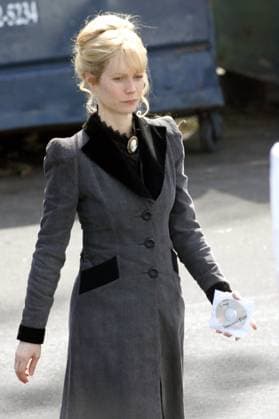 UK SALES ONLY Gwyneth Paltrow on the set of her latest movie Running with Scissors. 3732 LOS ANGELES, CALIFORNIA - Monday April 4 2005. Gwyneth Paltrow on the last day of filming her latest movie Running With Scissors . A smiling Gwyneth was on set with co stars Brian Cox, Evan Rachel Wood and Jill Clayburgh. Running with Scissors is the true story of a boy whose mother (a poet with delusions of Anne Sexton) gave him away to be raised by her psychiatrist, a dead ringer for Santa and a lunatic in the bargain. Suddenly, at age twelve, Augusten Burroughs found himself living in a dilapidated Victorian house in perfect squalor. Dr. Finch s (Brian Cox) bizarre family, a few patients and a pedophile living in the backyard shed com  Copyright: xDanielxMayerx xAvalonx 0520040660
