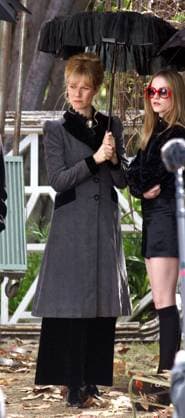 UK SALES ONLY Gwyneth Paltrow on the set of her latest movie Running with Scissors. 3732 LOS ANGELES, CALIFORNIA - Monday April 4 2005. Gwyneth Paltrow and Evan Rachel Wood on the last day of filming her latest movie Running With Scissors . Running with Scissors is the true story of a boy whose mother (a poet with delusions of Anne Sexton) gave him away to be raised by her psychiatrist, a dead ringer for Santa and a lunatic in the bargain. Suddenly, at age twelve, Augusten Burroughs found himself living in a dilapidated Victorian house in perfect squalor. Dr. Finch s (Brian Cox) bizarre family, a few patients and a pedophile living in the backyard shed completed the tableau. There were no rules and no school. The Christmas tre  Copyright: xDanielxMayerx xAvalonx 0520040661