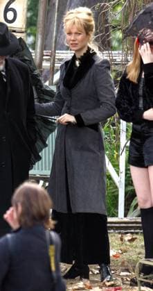 UK SALES ONLY Gwyneth Paltrow on the set of her latest movie Running with Scissors. 3732 LOS ANGELES, CALIFORNIA - Monday April 4 2005. Gwyneth Paltrow on the last day of filming her latest movie Running With Scissors . A smiling Gwyneth was on set with co stars Brian Cox, Evan Rachel Wood and Jill Clayburgh. Running with Scissors is the true story of a boy whose mother (a poet with delusions of Anne Sexton) gave him away to be raised by her psychiatrist, a dead ringer for Santa and a lunatic in the bargain. Suddenly, at age twelve, Augusten Burroughs found himself living in a dilapidated Victorian house in perfect squalor. Dr. Finch s (Brian Cox) bizarre family, a few patients and a pedophile living in the backyard shed com  Copyright: xDanielxMayerx xAvalonx 0520040668