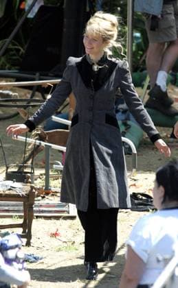 UK SALES ONLY Gwyneth Paltrow on the set of her latest movie Running with Scissors. 3732 LOS ANGELES, CALIFORNIA - Monday April 4 2005. Gwyneth Paltrow on the last day of filming her latest movie Running With Scissors . A smiling Gwyneth was on set with co stars Brian Cox, Evan Rachel Wood and Jill Clayburgh. Running with Scissors is the true story of a boy whose mother (a poet with delusions of Anne Sexton) gave him away to be raised by her psychiatrist, a dead ringer for Santa and a lunatic in the bargain. Suddenly, at age twelve, Augusten Burroughs found himself living in a dilapidated Victorian house in perfect squalor. Dr. Finch s (Brian Cox) bizarre family, a few patients and a pedophile living in the backyard shed com  Copyright: xDanielxMayerx xAvalonx 0520040676