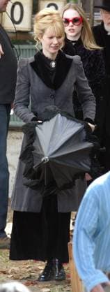 UK SALES ONLY Gwyneth Paltrow on the set of her latest movie Running with Scissors. 3732 LOS ANGELES, CALIFORNIA - Monday April 4 2005. Gwyneth Paltrow on the last day of filming her latest movie Running With Scissors . A smiling Gwyneth was on set with co stars Brian Cox, Evan Rachel Wood and Jill Clayburgh. Running with Scissors is the true story of a boy whose mother (a poet with delusions of Anne Sexton) gave him away to be raised by her psychiatrist, a dead ringer for Santa and a lunatic in the bargain. Suddenly, at age twelve, Augusten Burroughs found himself living in a dilapidated Victorian house in perfect squalor. Dr. Finch s (Brian Cox) bizarre family, a few patients and a pedophile living in the backyard shed com  Copyright: xDanielxMayerx xAvalonx 0520040677
