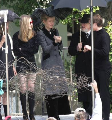 UK SALES ONLY Gwyneth Paltrow on the set of her latest movie Running with Scissors. 3732 LOS ANGELES, CALIFORNIA - Monday April 4 2005. Gwyneth Paltrow and Evan Rachel Wood on the last day of filming her latest movie Running With Scissors . Running with Scissors is the true story of a boy whose mother (a poet with delusions of Anne Sexton) gave him away to be raised by her psychiatrist, a dead ringer for Santa and a lunatic in the bargain. Suddenly, at age twelve, Augusten Burroughs found himself living in a dilapidated Victorian house in perfect squalor. Dr. Finch s (Brian Cox) bizarre family, a few patients and a pedophile living in the backyard shed completed the tableau. There were no rules and no school. The Christmas tre  Copyright: xDanielxMayerx xAvalonx 0520040769