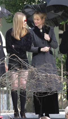 UK SALES ONLY Gwyneth Paltrow on the set of her latest movie Running with Scissors. 3732 LOS ANGELES, CALIFORNIA - Monday April 4 2005. Gwyneth Paltrow and Evan Rachel Wood on the last day of filming her latest movie Running With Scissors . Running with Scissors is the true story of a boy whose mother (a poet with delusions of Anne Sexton) gave him away to be raised by her psychiatrist, a dead ringer for Santa and a lunatic in the bargain. Suddenly, at age twelve, Augusten Burroughs found himself living in a dilapidated Victorian house in perfect squalor. Dr. Finch s (Brian Cox) bizarre family, a few patients and a pedophile living in the backyard shed completed the tableau. There were no rules and no school. The Christmas tre  Copyright: xDanielxMayerx xAvalonx 0520040789