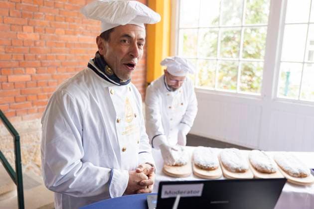 Bilder des Jahres 2023, News 11 November News Themen der Woche KW46 Stollenprüfer vergeben Qualitätssiegel für Dresdner Christstollen Rund 100 Bäckereien und Konditoreien aus Dresden und Umgebung müssen sich alljährlich der Stollenprüfung unterziehen. Wer den echten Dresdner Christstollen verkaufen möchte, hat laut Satzung des Schutzverbandes Dresdner Stollen e. V. hohe Qualitätsanforderungen zu erfüllen erst dann erhält das feine Gebäck sein Qualitätszeichen, das goldene Siegel. Die Prpfung wurde 2023 in der Bergstation der Dresdner Standseilbahn durchgeführt. Dresden Sachsen GERMANY