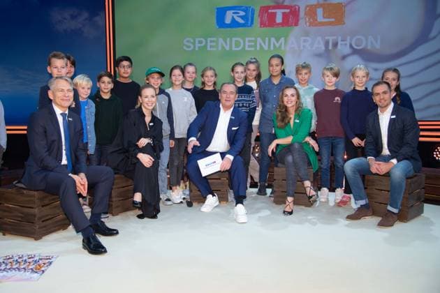 Bilder des Jahres 2023, Entertainment 11 November Entertainment Themen der Woche KW46 Entertainment Bilder des Tages Wolfram KONS eroeffnet den 28. RTL Spendenmarathon, hier mit seinen ersten Gaesten Isabel EDVARDSSON, Annika LAU und Philipp LAHM, 28. RTL Spendenmarathon Wir helfen Kindern , Fernsehen, 16.-17.11.2023.