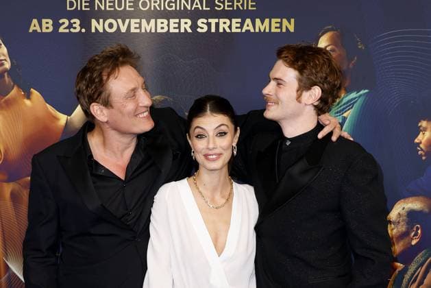 Bilder des Jahres 2023, Entertainment 11 November Entertainment Themen der Woche KW46 Entertainment Bilder des Tages Oliver Masucci, Alessandra Mastronardi und Philip Froissant bei der One Billion Dollar (Paramount+) Serien Premiere am 17.11.2023 in Berlin One Billion Dollar Serienpremiere in Berlin