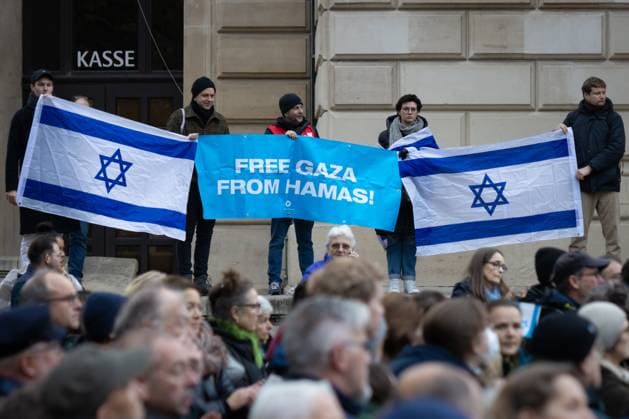 Bilder des Jahres 2023, News 11 November News Themen der Woche KW46 News Bilder des Tages Demonstration gegen Judenhass in Frankfurt am Main FREE GAZA FROM HAMAS! steht auf einem Banner. Unter dem Motto Nie wieder ist jetzt demonstrierten am 17.11.2023 rund 1.500 Menschen auf dem Opernplatz in Frankfurt am Main gegen Judenhass. Frankfurt am Main Opernplatz Hessen Deutschland