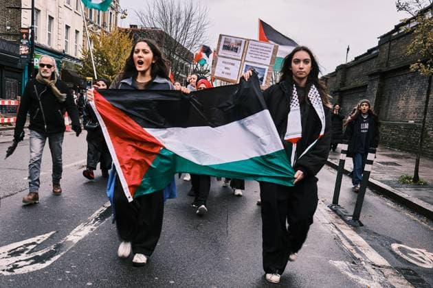 November 18, 2023 - London, United Kingdom - Demonstrators march through Camden Town to the constituency of KEIR STARMER, leader of the Labour Party, to protest against the decision of not voting for a ceasefire in Gaza. London United Kingdom - ZUMAf174 20231118_shn_f174_734 Copyright: xChiaraxFabbrox