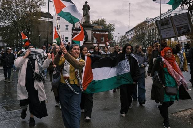 November 18, 2023 - London, United Kingdom - Demonstrators march through Camden Town to the constituency of KEIR STARMER, leader of the Labour Party, to protest against the decision of not voting for a ceasefire in Gaza. London United Kingdom - ZUMAf174 20231118_shn_f174_733 Copyright: xChiaraxFabbrox