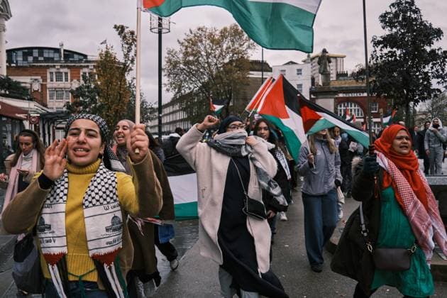November 18, 2023 - London, United Kingdom - Demonstrators march through Camden Town to the constituency of KEIR STARMER, leader of the Labour Party, to protest against the decision of not voting for a ceasefire in Gaza. London United Kingdom - ZUMAf174 20231118_shn_f174_732 Copyright: xChiaraxFabbrox