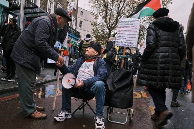 November 18, 2023 - London, United Kingdom - Demonstrators march through Camden Town to the constituency of KEIR STARMER, leader of the Labour Party, to protest against the decision of not voting for a ceasefire in Gaza. London United Kingdom - ZUMAf174 20231118_shn_f174_731 Copyright: xChiaraxFabbrox