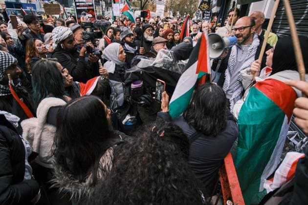 November 18, 2023 - London, United Kingdom - Demonstrators march through Camden Town to the constituency of KEIR STARMER, leader of the Labour Party, to protest against the decision of not voting for a ceasefire in Gaza. London United Kingdom - ZUMAf174 20231118_shn_f174_730 Copyright: xChiaraxFabbrox
