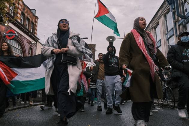 November 18, 2023 - London, United Kingdom - Demonstrators march through Camden Town to the constituency of KEIR STARMER, leader of the Labour Party, to protest against the decision of not voting for a ceasefire in Gaza. London United Kingdom - ZUMAf174 20231118_shn_f174_729 Copyright: xChiaraxFabbrox