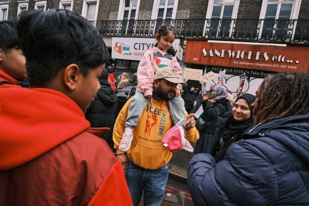 November 18, 2023 - London, United Kingdom - Demonstrators march through Camden Town to the constituency of KEIR STARMER, leader of the Labour Party, to protest against the decision of not voting for a ceasefire in Gaza. London United Kingdom - ZUMAf174 20231118_shn_f174_728 Copyright: xChiaraxFabbrox
