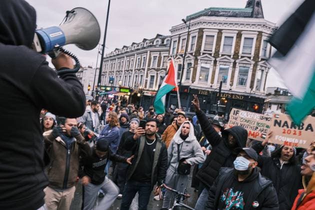 November 18, 2023 - London, United Kingdom - Demonstrators march through Camden Town to the constituency of KEIR STARMER, leader of the Labour Party, to protest against the decision of not voting for a ceasefire in Gaza. London United Kingdom - ZUMAf174 20231118_shn_f174_727 Copyright: xChiaraxFabbrox