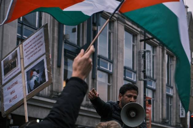 November 18, 2023 - London, United Kingdom - Demonstrators march through Camden Town to the constituency of KEIR STARMER, leader of the Labour Party, to protest against the decision of not voting for a ceasefire in Gaza. London United Kingdom - ZUMAf174 20231118_shn_f174_726 Copyright: xChiaraxFabbrox