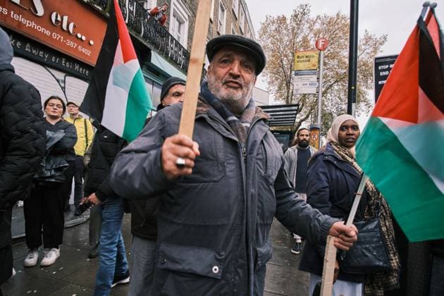 November 18, 2023 - London, United Kingdom - Demonstrators march through Camden Town to the constituency of KEIR STARMER, leader of the Labour Party, to protest against the decision of not voting for a ceasefire in Gaza. London United Kingdom - ZUMAf174 20231118_shn_f174_725 Copyright: xChiaraxFabbrox