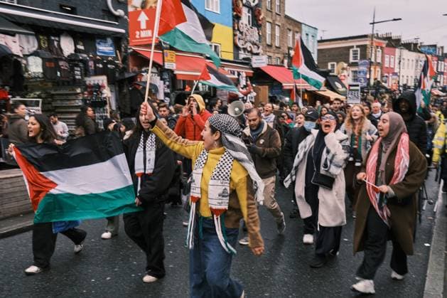 November 18, 2023 - London, United Kingdom - Demonstrators march through Camden Town to the constituency of KEIR STARMER, leader of the Labour Party, to protest against the decision of not voting for a ceasefire in Gaza. London United Kingdom - ZUMAf174 20231118_shn_f174_723 Copyright: xChiaraxFabbrox