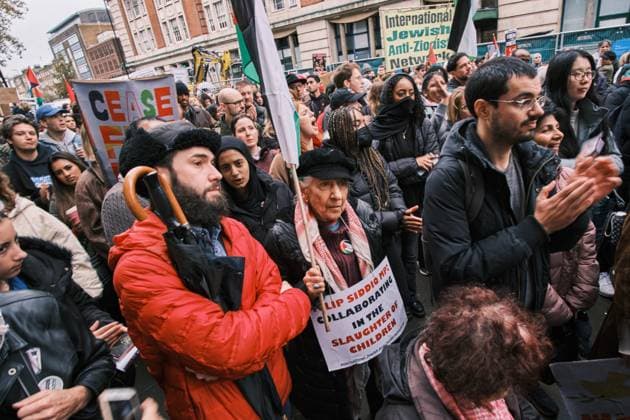 November 18, 2023 - London, United Kingdom - Demonstrators march through Camden Town to the constituency of KEIR STARMER, leader of the Labour Party, to protest against the decision of not voting for a ceasefire in Gaza. London United Kingdom - ZUMAf174 20231118_shn_f174_722 Copyright: xChiaraxFabbrox