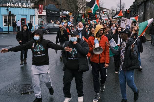 November 18, 2023 - London, United Kingdom - Demonstrators march through Camden Town to the constituency of KEIR STARMER, leader of the Labour Party, to protest against the decision of not voting for a ceasefire in Gaza. London United Kingdom - ZUMAf174 20231118_shn_f174_721 Copyright: xChiaraxFabbrox
