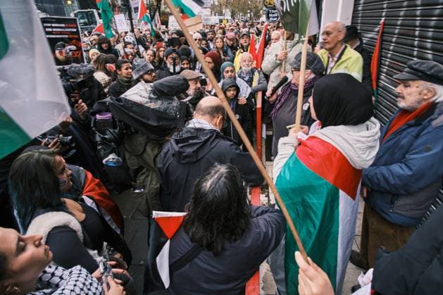November 18, 2023 - London, United Kingdom - Demonstrators march through Camden Town to the constituency of KEIR STARMER, leader of the Labour Party, to protest against the decision of not voting for a ceasefire in Gaza. London United Kingdom - ZUMAf174 20231118_shn_f174_720 Copyright: xChiaraxFabbrox