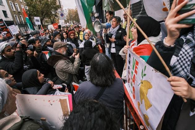 November 18, 2023 - London, United Kingdom - Demonstrators march through Camden Town to the constituency of KEIR STARMER, leader of the Labour Party, to protest against the decision of not voting for a ceasefire in Gaza. London United Kingdom - ZUMAf174 20231118_shn_f174_718 Copyright: xChiaraxFabbrox