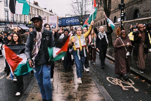 November 18, 2023 - London, United Kingdom - Demonstrators march through Camden Town to the constituency of KEIR STARMER, leader of the Labour Party, to protest against the decision of not voting for a ceasefire in Gaza. London United Kingdom - ZUMAf174 20231118_shn_f174_717 Copyright: xChiaraxFabbrox
