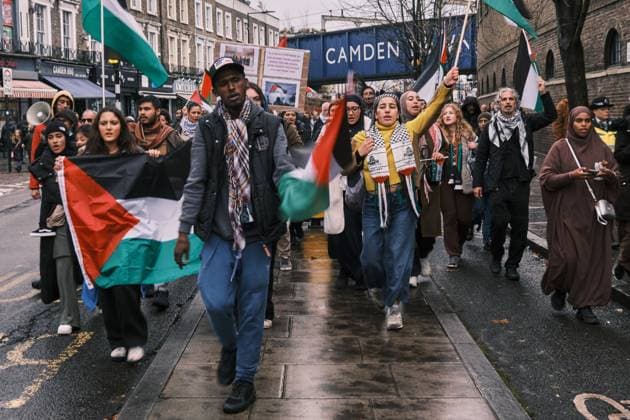 November 18, 2023 - London, United Kingdom - Demonstrators march through Camden Town to the constituency of KEIR STARMER, leader of the Labour Party, to protest against the decision of not voting for a ceasefire in Gaza. London United Kingdom - ZUMAf174 20231118_shn_f174_716 Copyright: xChiaraxFabbrox