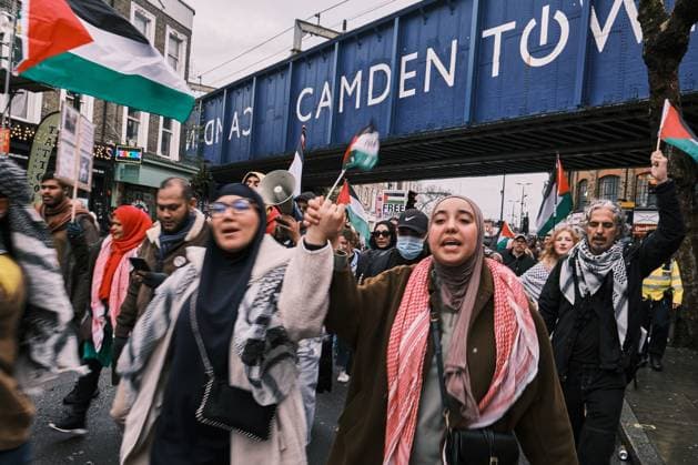 November 18, 2023 - London, United Kingdom - Demonstrators march through Camden Town to the constituency of KEIR STARMER, leader of the Labour Party, to protest against the decision of not voting for a ceasefire in Gaza. London United Kingdom - ZUMAf174 20231118_shn_f174_715 Copyright: xChiaraxFabbrox