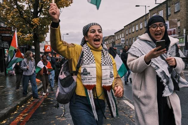 November 18, 2023 - London, United Kingdom - Demonstrators march through Camden Town to the constituency of KEIR STARMER, leader of the Labour Party, to protest against the decision of not voting for a ceasefire in Gaza. London United Kingdom - ZUMAf174 20231118_shn_f174_714 Copyright: xChiaraxFabbrox