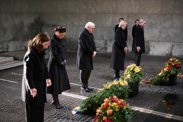 Bilder des Jahres 2023, News 11 November News Themen der Woche KW46 News Bilder des Tages Berlin, Kranzniederlegung in der Neuen Wache zum Volkstrauertag Kranzniederlegung in der Neuen Wache zum Volkstrauertag am 19.11.2023 in Berlin. In diesem Jahr nehmen an der Kranzniederlegung: Bundespräsident Frank-Walter Steinmeier, Ihre Königliche Hoheit Kronprinzessin Victoria von Schweden, Vizepräsidentin des Deutschen Bundestages Aydan ÖzoÄüuz (in Vertretung der Präsidentin des Deutschen Bundestages), Präsidentin des Bundesrates Manuela Schwesig, Präsident des Bundesverfassungsgerichts Stephan Harbarth, Bundesminister der Verteidigung Boris Pistorius (in Vertretung des Bundeskanzlers) teil. Berlin Berlin Deutschland
