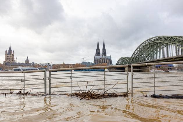 Bilder des Jahres 2023, News 11 November News Themen der Woche KW46 News Bilder des Tages Rhein Hochwasser in Köln beim Pegel von 693 cm aus Sicht des Deutzer Rheinufers auf die Innenstadt von Köln. Erste Stufen des Deutzer Rheinboulevards sind bereit überflutet. Warnschilder in deutscher und englischer Sprache wurden aufgestellt und erste Abschnitte abgesperrt. Es wird derzeit mit einem steigenden Pegel von über 7 Metern gerechnet. 19.11.2023 Köln Deutz NRW Deutschland