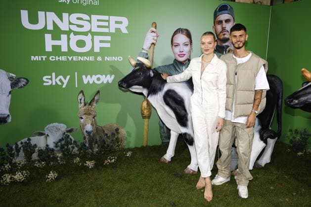 Bilder des Jahres 2023, Entertainment 11 November Entertainment Themen der Woche KW47 Entertainment Bilder des Tages Cheyenne Ochsenknecht und ihr Ehemann Nino Ochsenknecht-Sifkovits beim Fototermin zum Start der neuen Sky Doku Serien-Soap Unser Hof - mit Cheyenne und Nino am 21.11.2023 in Berlin Cheyenne Ochsenknecht & Ehemann Nino praesentieren ihre eigene neue Sky Serie Unser Hof in Berlin