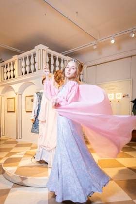 Bilder des Jahres 2023, Entertainment 11 November Entertainment Themen der Woche KW47 Entertainment Bilder des Tages Fotoshooting im Schloss Moritzburg In diesem Jahr feiert der wohl beliebteste Märchenfilm aller Zeiten ein besonderes Jubiläum. Auf Schloss Moritzburg, einem der Drehorte des Films, öffnet zum zwölften Mal die Ausstellung zum Kultfilm Drei Haselnüsse für Aschenbrödel, mit jubiläumswürdigem Rahmenprogramm und Sonderausstellung. Modell Tamara Kretschmer schlüpfte erneut in die begehrte Rolle des legendären Aschenbrödels mit dem Ballkleid. Moritzburg Sachsen Deutschland