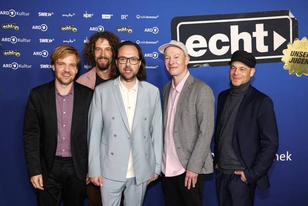 Bilder des Jahres 2023, Entertainment 11 November Gunnar Astrup, Andreas Puffpaff, Kim Frank, Florian Sump und Kai Fischer - die fuenf Mitglieder der ehemaligen Band Echt bei der Premiere der 3teiligen ARD Filmreihe Echt - unsere Jugend (ab 23.11.2023 in der ARD Mediathek) am 22.11.2023 im Festsaal Kreuzberg in Berlin Comeback fuer die Band Echt um Saenger Kim Frank mit der ARD Serien Premiere Echt - unsere Jugend in Berlin