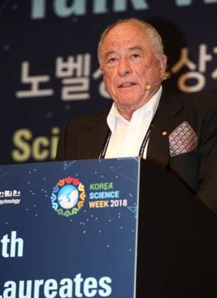 Nobel laureate in Seoul Nobel laureate in Seoul Swiss Nobel chemistry laureate Kurt Wuthrich gives a special lecture during a 2018 Science Week event at a Seoul hotel on Oct. 22, 2018. (Yonhap) 2018-10-22 16:24:45 < 1980-2018 YONHAPNEWS AGENCY. .> ¼­¿ïÆ¯º°½Ã EDITORIAL USE ONLY  Copyright: xx PYH2018102214550034100 YonhapxNewsx yonphotos142307