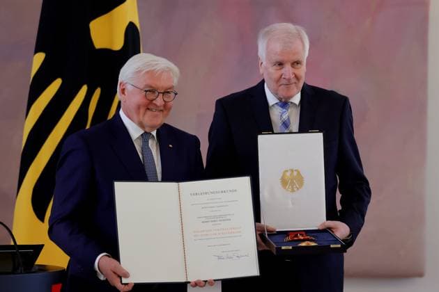Bilder des Jahres 2023, News 11 November News Themen der Woche KW47 News Bilder des Tages Frank-Walter Steinmeier, Bundespräsident , Horst Seehofer (CSU) von 2008 bis 2018 Ministerpräsident von Bayern, Berlin, Schloss Bellevue, Ansprache von BPr Steinmeier bei der Verleihung des Verdienstordens der Bundesrepublik Deutschland an die Ministerpräsidentin Malu Dreyer sowie die Ministerpräsidenten Winfried Kretschmann, Woidke, Weil, Haseloff und Ramelow sowie an den Ministerpräsidenten a. D. und Bundesminister a. D. Seehofer