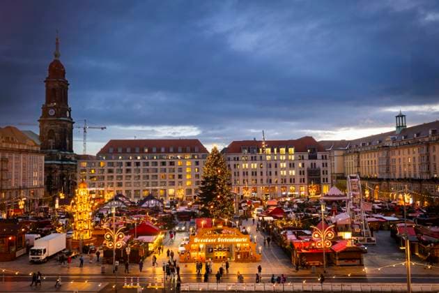 Bilder des Jahres 2023, News 11 November News Themen der Woche KW47 News Bilder des Tages 589. Dresdner Striezelmarkt Wenige Tag vor der Eröffnung des Dresdner Striezelmarktes wurde heute eine Beleuchtungsprobe durchgeführt, dabei wurde angelichtelt und der Striezelmarktbaum, die Krippe, den Schwibbogen und die Pyramide, erstrahlten schon mal kurz. Dresden Sachsen Deutschland