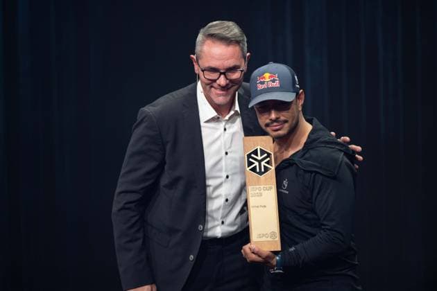 Der Bergsteiger Nirmal PURJA erhaelt den ISPO-Award, der Leiter der ISP, Tobias GROEBER, Gröber, gratuliert, Verleihung Deutscher Nachhaltigkeitspreis in Duesseldorf am 24.11.2023.