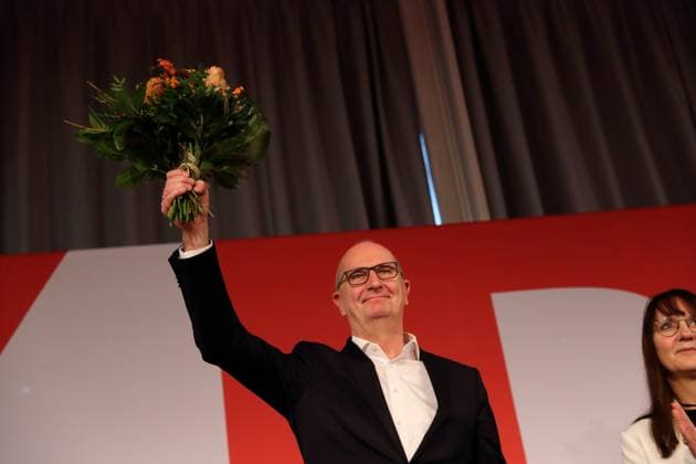 News Themen der Woche KW47 Ministerpräsident Dietmar Woidke (SPD) mit Blumen nach seiner Wiederwahl zum Landesvorsitzenden auf dem Landesparteitag der SPD Brandenburg in Schönefeld, 25. November 2023. Landesparteitag der SPD Brandenburg