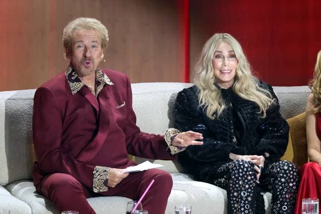 ZDF - Wetten, dass...? Fernsehmoderator Thomas Gottschalk und Sängerin Cher während letzten ZDF - Fernsehshow Wetten , dass...? am 25.11.2023 live aus der Messehalle Offenburg. 20231125SBK0080