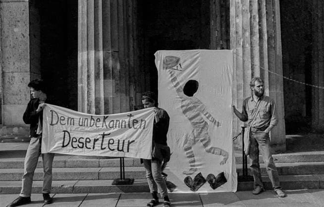 Tag der Kriegsdienstverweigerer DDR, Berlin, 15.5.1990, Neue Wache, Dem Unbekannten Deserteur, Tag der Kriegsdienstverweigerer, Aktion der Kampagne gegen Wehrpflicht, Â