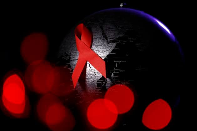 Der Welt-AIDS-Tag wird jährlich vom gemeinsamen Programm der Vereinten Nationen für HIV Aids organisiert undwurde im Jahr 1988 ins Leben gerufen. Seitdem findet er jährlich am 1. Dezember statt und bekräftigt die Rechte HIV-positiver Menschen. (Themenbild, Symbolbild) Köln, 28.11.2023 NRW Deutschland Copyright: xChristophxHardtx