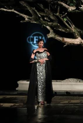 (231130) -- COLOMBO, Nov. 30, 2023 -- A model presents a creation at the Colombo Fashion Week, in Colombo, Sri Lanka, Nov. 29, 2023. (Photo by Xinhua) SRI LANKA-COLOMBO-FASHION WEEK AjithxPerera